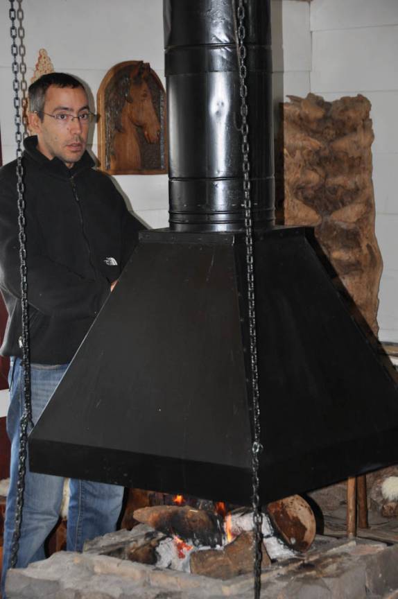 Se aquecendo na lareira do hotel na região de São José dos Ausentes - RS